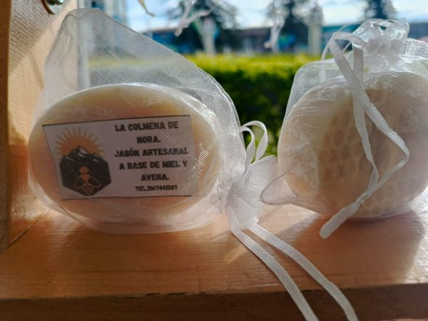 Jabón artesanal de miel y avena - La Colmena de Nora